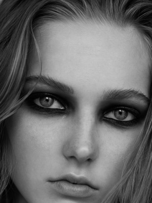 Photo: Chloe Romeyer Model: Valeria Buldini